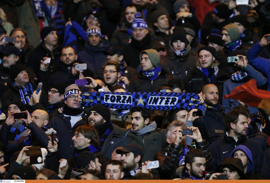 Anche i tifosi dell&#39;Inter mostrano fieri le loro sciarpe. Reuters